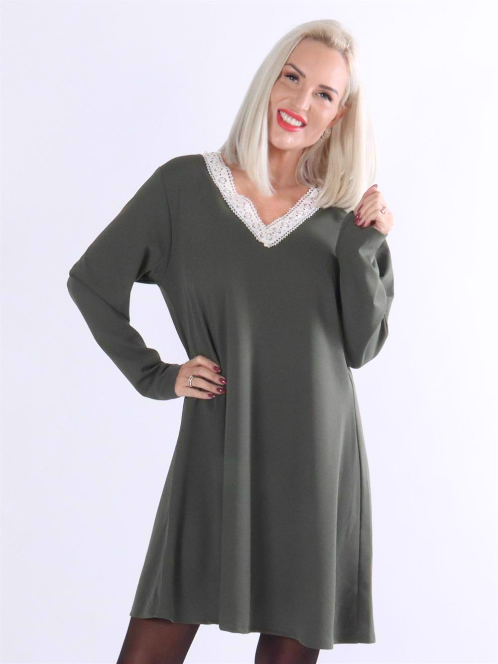 Norina - Armégrön klänning med broderi och pärlor i halsen